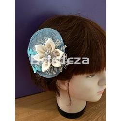 TOCADO AZUL TURQUESA CON FLOR EN TELA MARFIL - Imagen 2